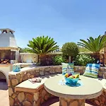 Villa Clive By *